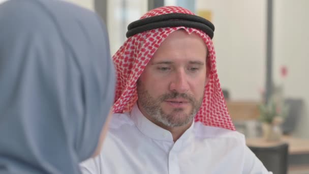 Close Homem Árabe Conversando Com Mulher Árabe — Vídeo de Stock