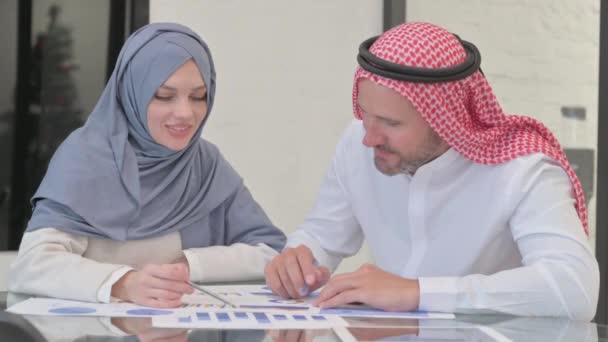 Jovens Muçulmanos Discutem Papelada Escritório — Vídeo de Stock