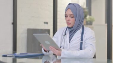 Dijital Tablet Üzerinde Çalışan Müslüman Kadın Doktor