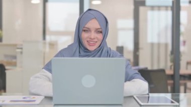 Ofiste Dizüstü bilgisayarda Başarı Kutlayan Heyecanlı Arap Kadın