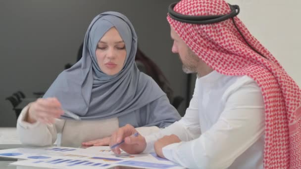 Mujer Musulmana Discutiendo Informe Negocios Con Compañero Equipo — Vídeos de Stock