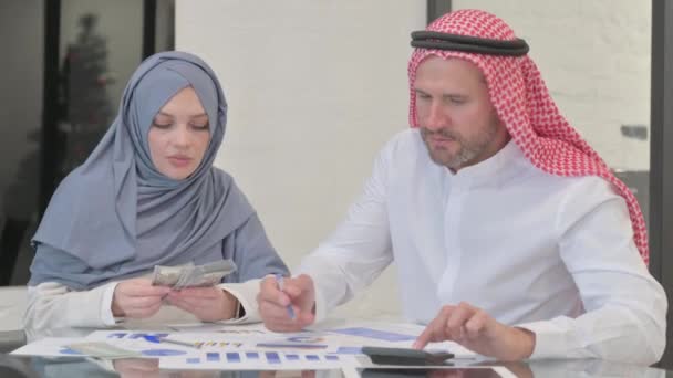 Jóvenes Musulmanes Haciendo Trabajo Financiero Oficina Dinero — Vídeos de Stock