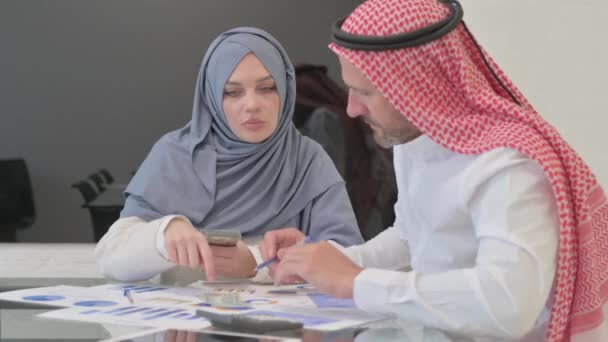 Jovens Árabes Fazendo Cálculos Financeiros — Vídeo de Stock
