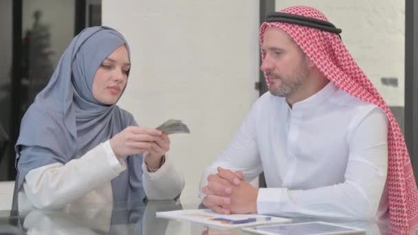 Arabisk Kvinna Som Ger Pengar Till Arabisk Man — Stockvideo