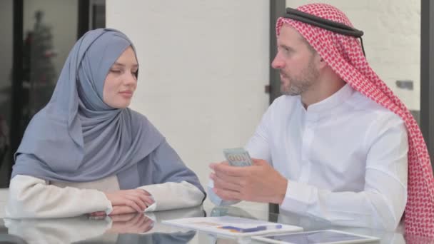 Арабский Мужчина Дает Деньги Женщине Офисе — стоковое видео