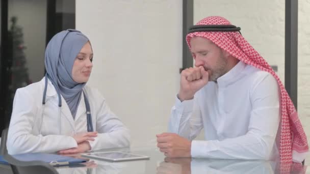 Kašel Arabský Muž Mluví Ženou Arabský Doktor — Stock video