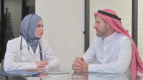 Muslimský Lékař Mluví Arabem — Stock video