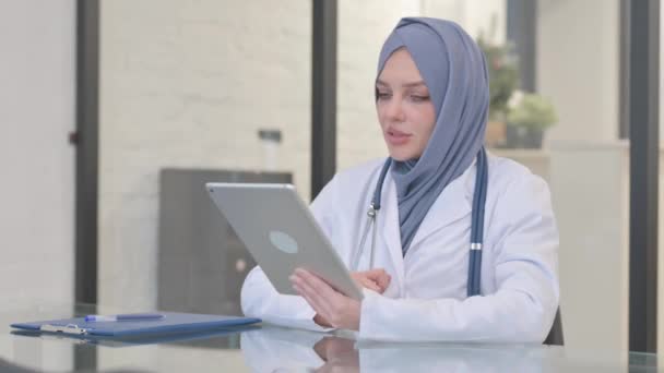 Médico Musulmán Haciendo Video Chat Tableta — Vídeo de stock