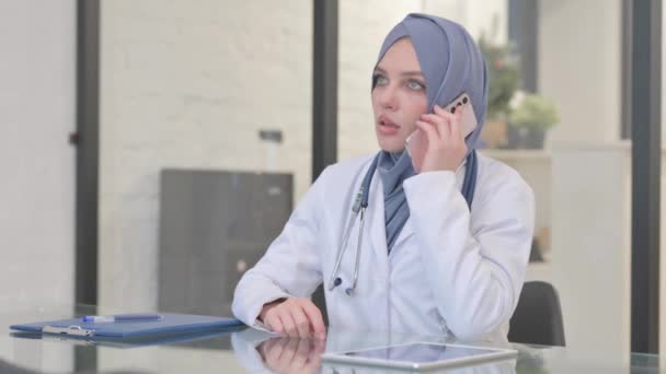 Medico Musulmano Femminile Che Discute Trattamento Con Paziente Telefono — Video Stock