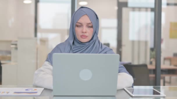 Mulher Árabe Trabalhando Laptop Escritório — Vídeo de Stock