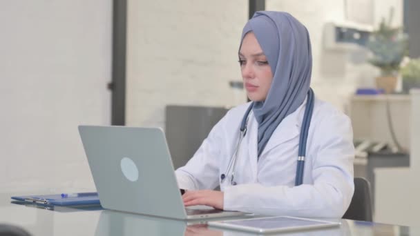 Muzułmańska Lekarka Migreną Ból Głowy Klinice — Wideo stockowe