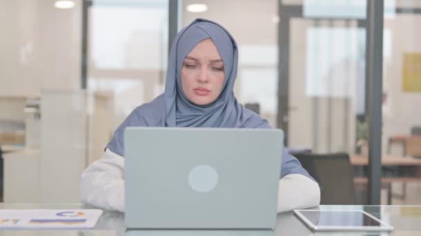 Tosse Donna Araba Utilizzando Computer Portatile Ufficio — Video Stock