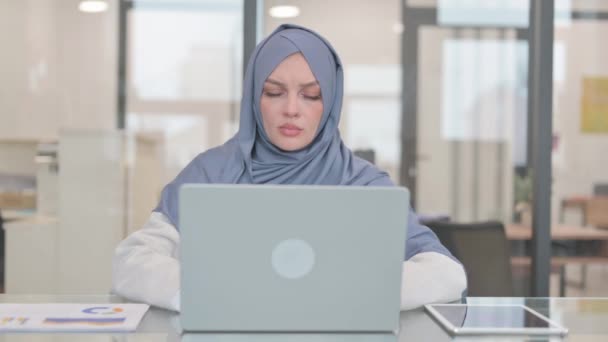 Mujer Árabe Con Dolor Cabeza Trabajo — Vídeos de Stock