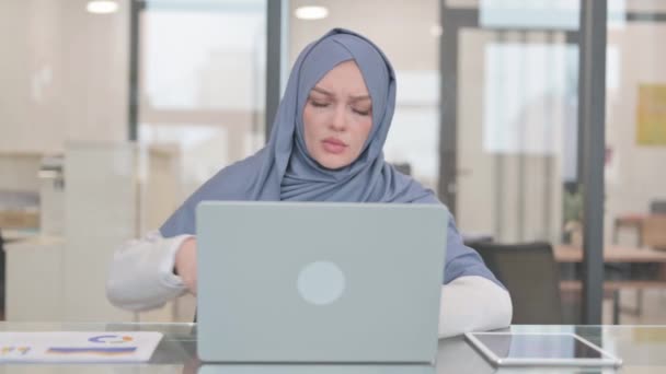 Arab Kobieta Mając Ból Pleców Biurze — Wideo stockowe
