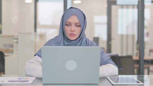 Mulher Árabe Chocado Com Perda Laptop Escritório — Vídeo de Stock