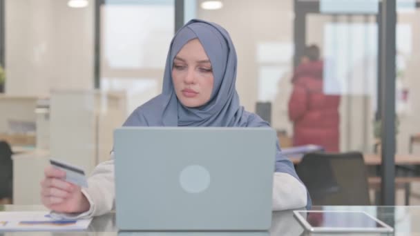 オフィスのラップトップでオンラインでアラブ女性ショッピング — ストック動画