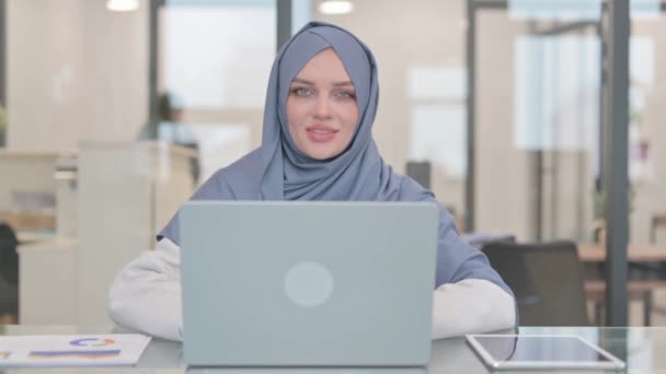 Arabe Femme Pointant Vers Caméra Tout Travaillant Sur Ordinateur Portable — Video