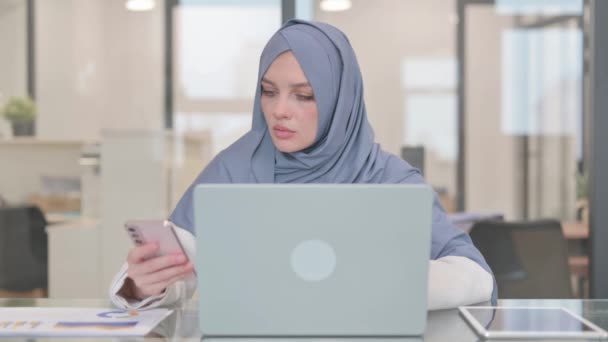 Mulher Árabe Trabalhando Laptop Usando Smartphone — Vídeo de Stock