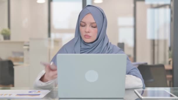 Арабська Жінка Розмовляє Телефону Роботі — стокове відео