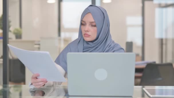 Mulher Árabe Trabalhando Documentos Laptop — Vídeo de Stock