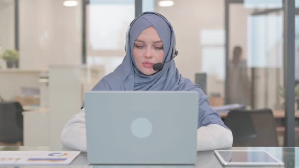 Arabiska Kvinna Med Headset Call Center Arbetar Laptop — Stockvideo