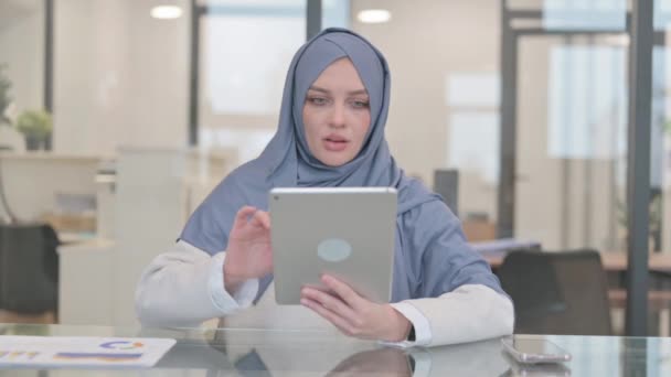 Mulher Árabe Comemorando Usar Tablet — Vídeo de Stock