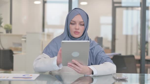 Αραβική Γυναίκα Που Εργάζονται Ψηφιακή Ταμπλέτα — Αρχείο Βίντεο