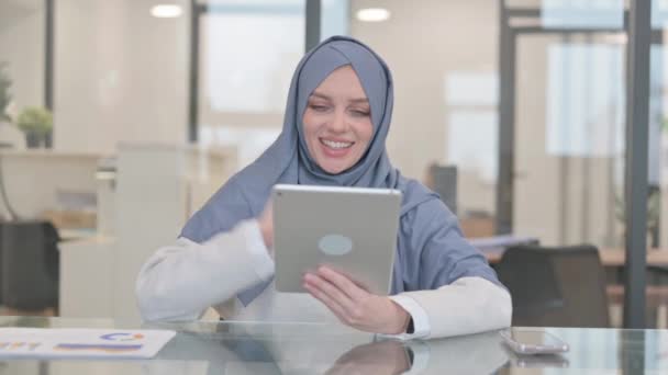Mulher Árabe Fazendo Bate Papo Vídeo Tablet Digital — Vídeo de Stock