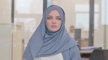 Dudağında Parmağı olan Arap Kadın Portresi, Sessizlik