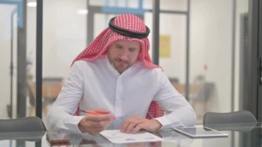 Ofiste Belgeler Üzerinde Çalışan Arap Adam