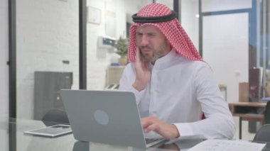 Ofisinde diş ağrısı olan Ortaçağ Müslüman Adamı