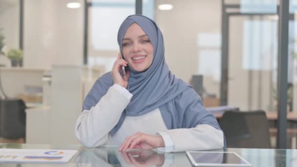 Arabe Femme Parler Téléphone Bureau — Video