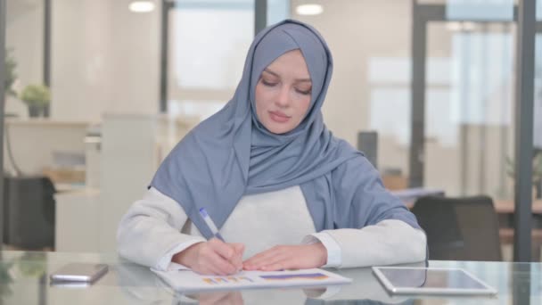 Mulher Árabe Trabalhando Relatório Negócios Escritório — Vídeo de Stock