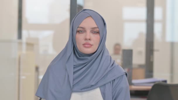Portret Poważnej Arabki Hidżabie — Wideo stockowe