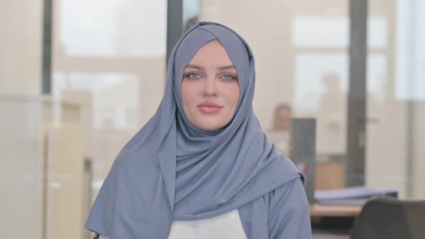 Portret Uśmiechniętej Arabki Hidżabie — Wideo stockowe