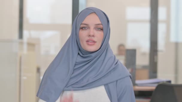 Portrait Femme Arabe Invitant Nouvelles Personnes — Video