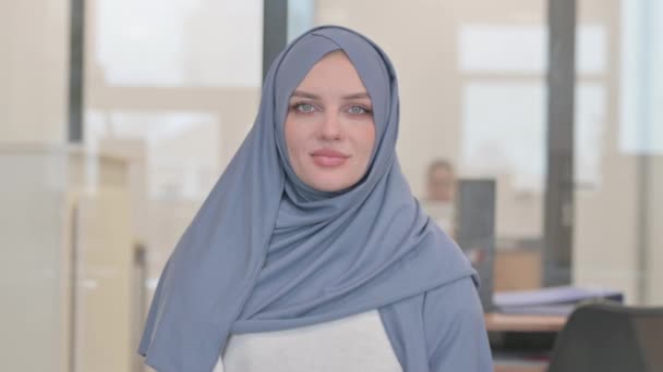 Retrato Una Mujer Árabe Saludando Con Mano Para Decir Hola — Vídeos de Stock