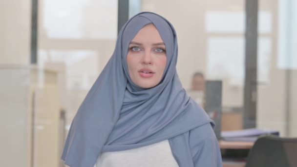 Portrait Femme Arabe Célébrant Succès — Video