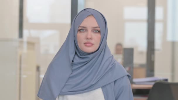 Portret Van Arabische Vrouw Met Vinger Lippen Stilte — Stockvideo