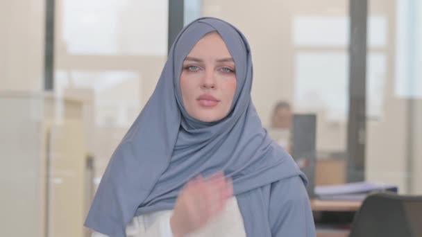 Portrét Arabské Ženy Vyjadřující Lásku Letícím Polibkem — Stock video