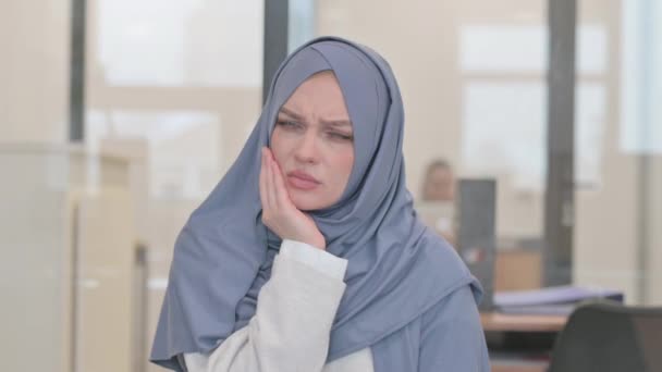 患有牙痛的阿拉伯妇女的画像 — 图库视频影像