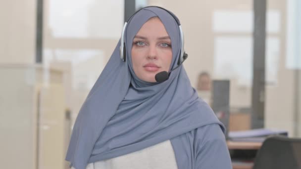 阿拉伯妇女头戴耳机在呼叫中心的画像 — 图库视频影像