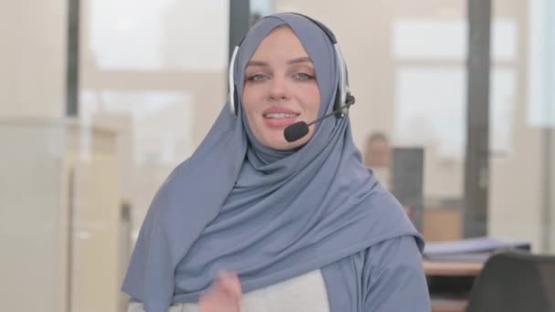 Portrait Arab Woman Arab Woman Headset Talking Customer — Stock Video