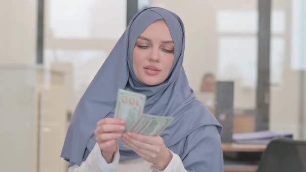 Portret Van Een Arabische Vrouw Die Geld Telt — Stockvideo