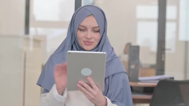 Portret Van Arabische Vrouw Doet Video Chat Digitale Tablet — Stockvideo