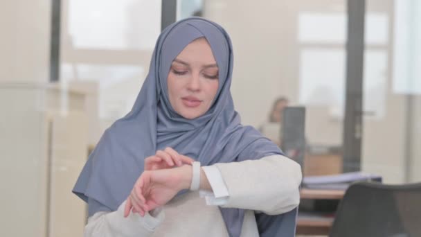 Portrait Arab Woman Browsing Smartwatch — Stock Video
