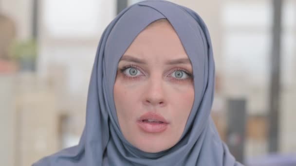 衝撃を受けたアラブ女性の顔のクローズアップ — ストック動画