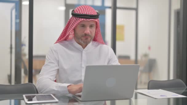 Homem Árabe Trabalhando Laptop Escritório — Vídeo de Stock