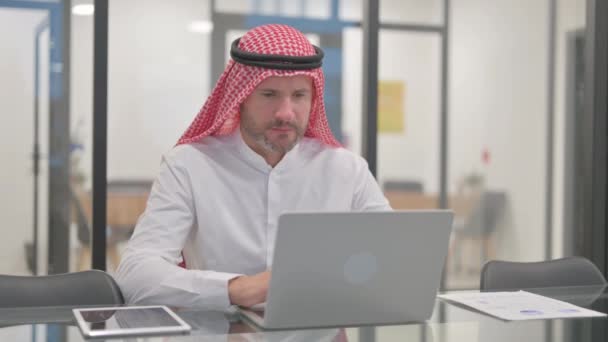 Araber Hat Kopfschmerzen Bei Der Arbeit — Stockvideo