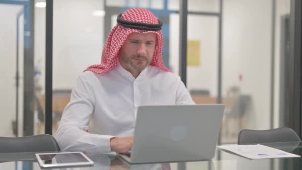 Arab Man Having Spinal Spasm Work — Stock video